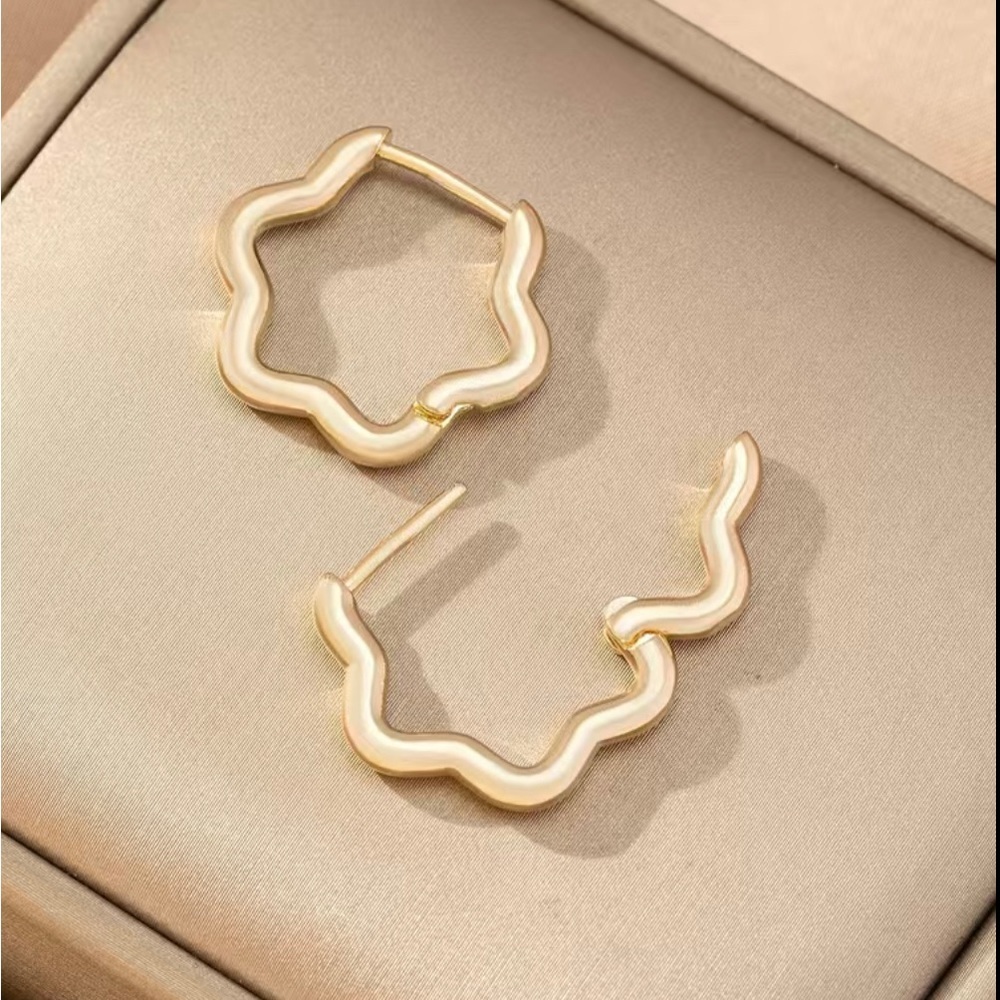 Gold huggie wavy earrings ✨ - Picture 2 of 5